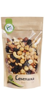 Смесь жареных орехов и изюма